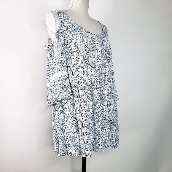 Torrid Gauze Cold Shoulder Top Women's Bell Quarter Sleeve Lace Accent Boho 1X - Picture 3 of 7